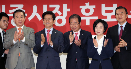 홍준표 자유한국당 대표가 10일 오전 서울 영등포구 자유한국당사에서 열린 서울·세종시장 후보 추대 결의식에서 김문수 서울시장후보(왼쪽 두번째)와 송아영 세종시장 후보(오른쪽 두번째) 등 참석자들과 박수를 치고 있다. 연합뉴스